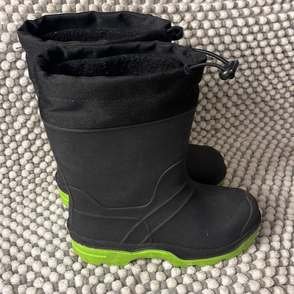 Size 12 black and green rain boots with detachable linen